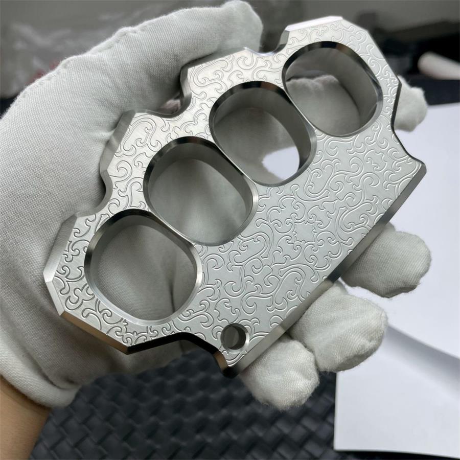 Steel knuckle duster with engraved decorative pattern