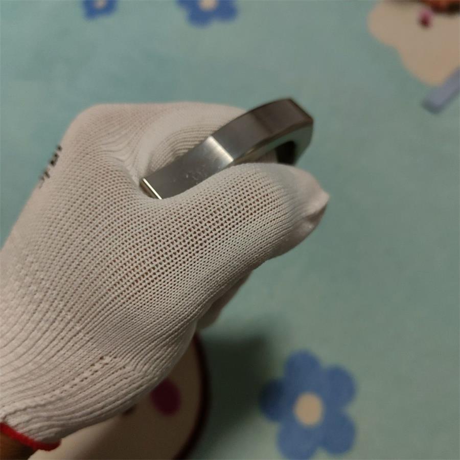 304 stainless steel knuckle duster window-breaking tip detail